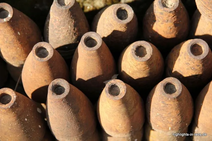 Bombenhüllen aus dem Vietnamkrieg in Laos