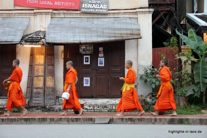 Almosengang der Mönche in Luang Prabang
